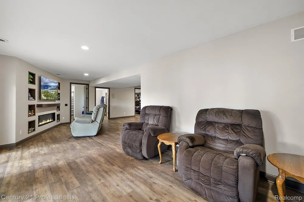 12120 SHAFFER ROAD Springfield Charter Township, MI 48350