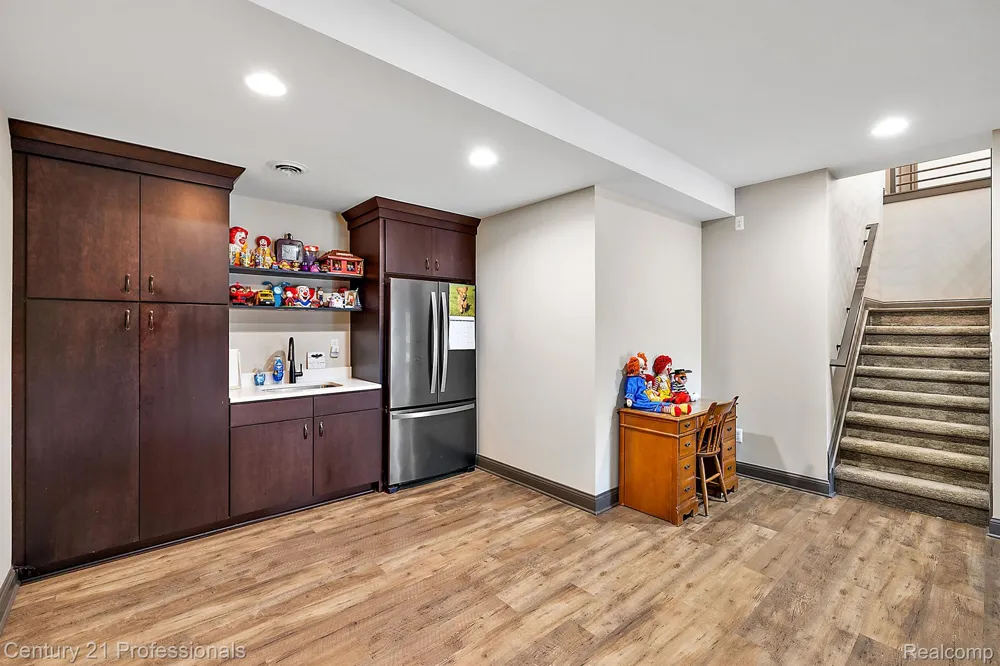 12120 SHAFFER ROAD Springfield Charter Township, MI 48350