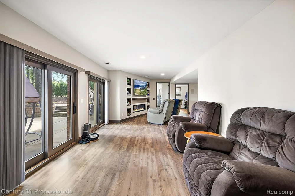 12120 SHAFFER ROAD Springfield Charter Township, MI 48350