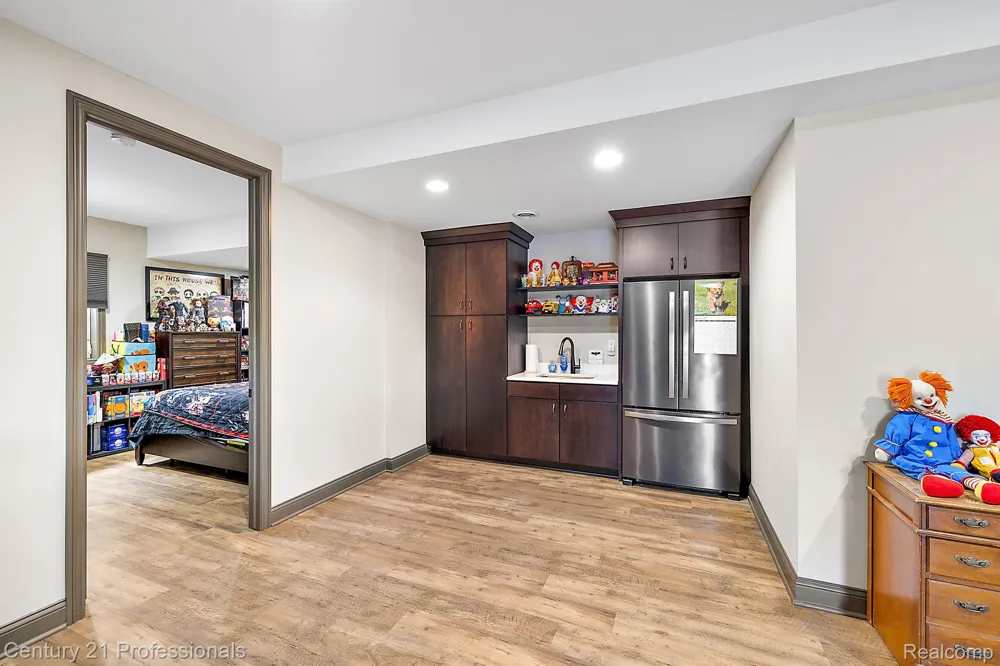 12120 SHAFFER ROAD Springfield Charter Township, MI 48350