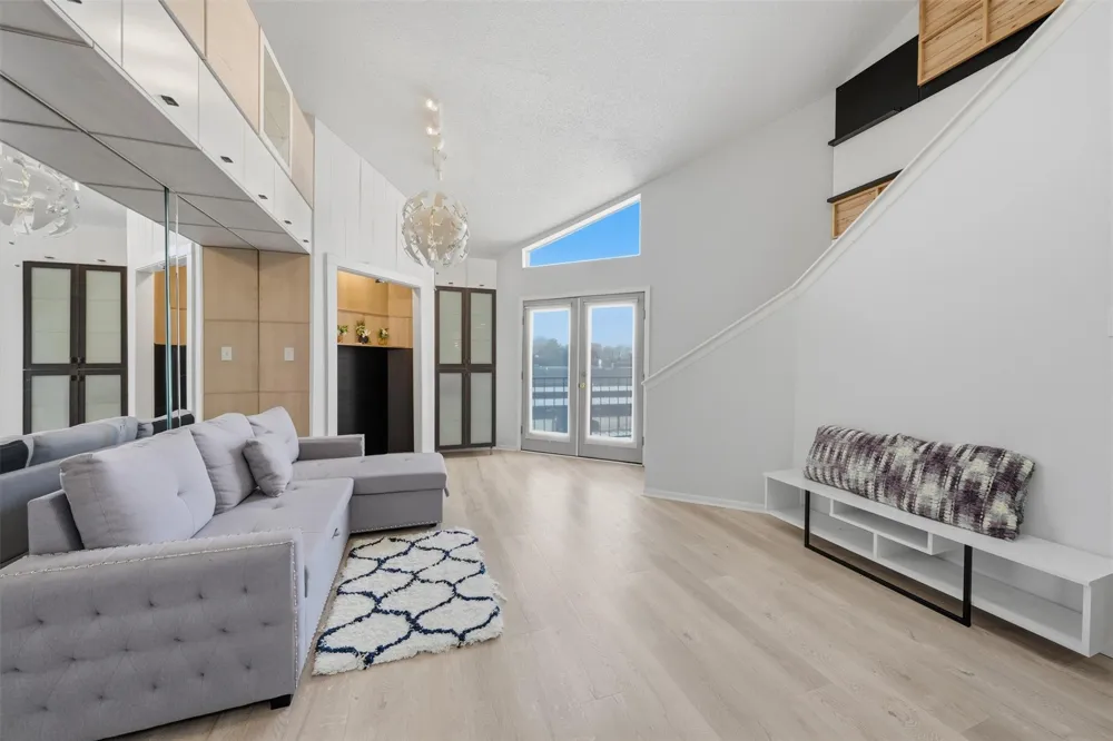 10855 Meadowglen Lane #823