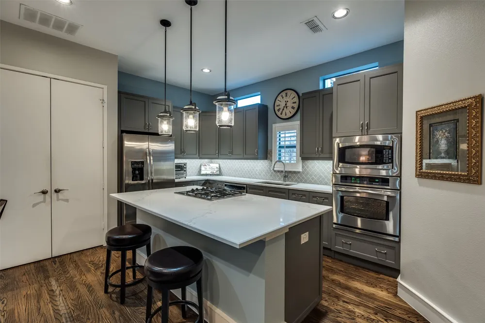 2111 Albany Street Dallas, TX 75201