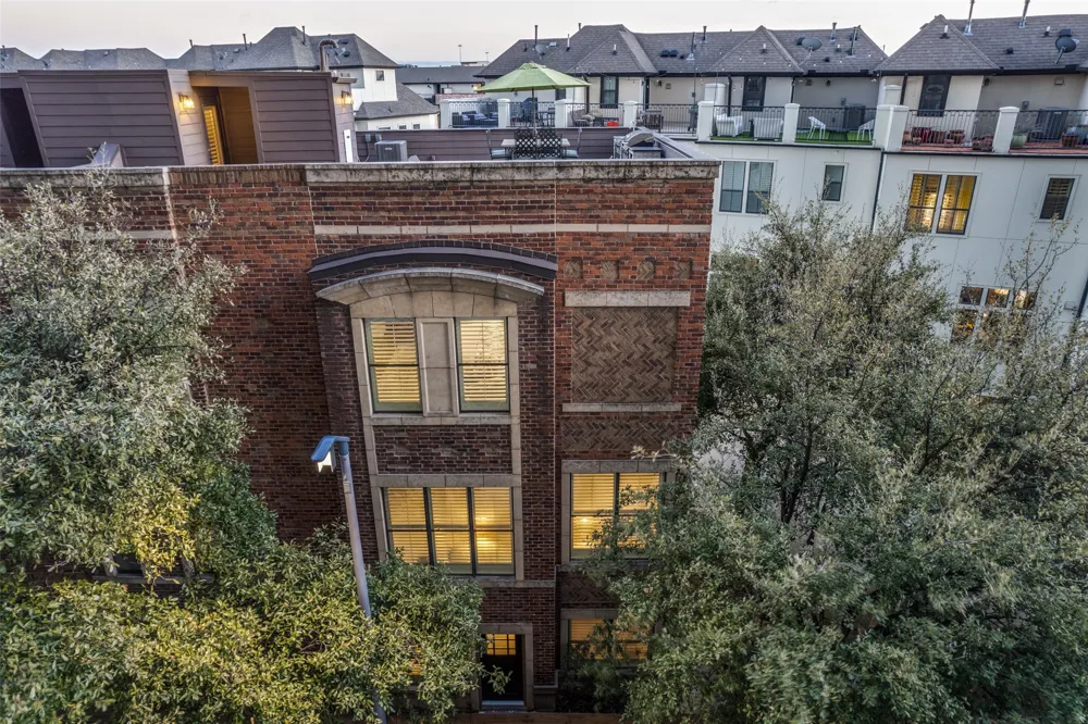 2111 Albany Street Dallas, TX 75201