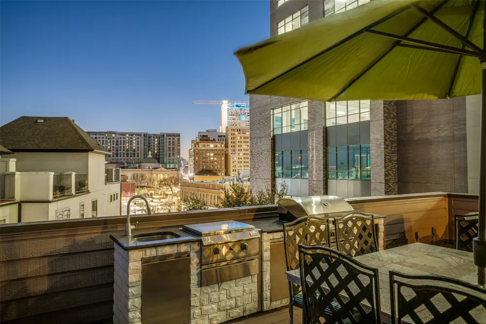 2111 Albany Street Dallas, TX 75201