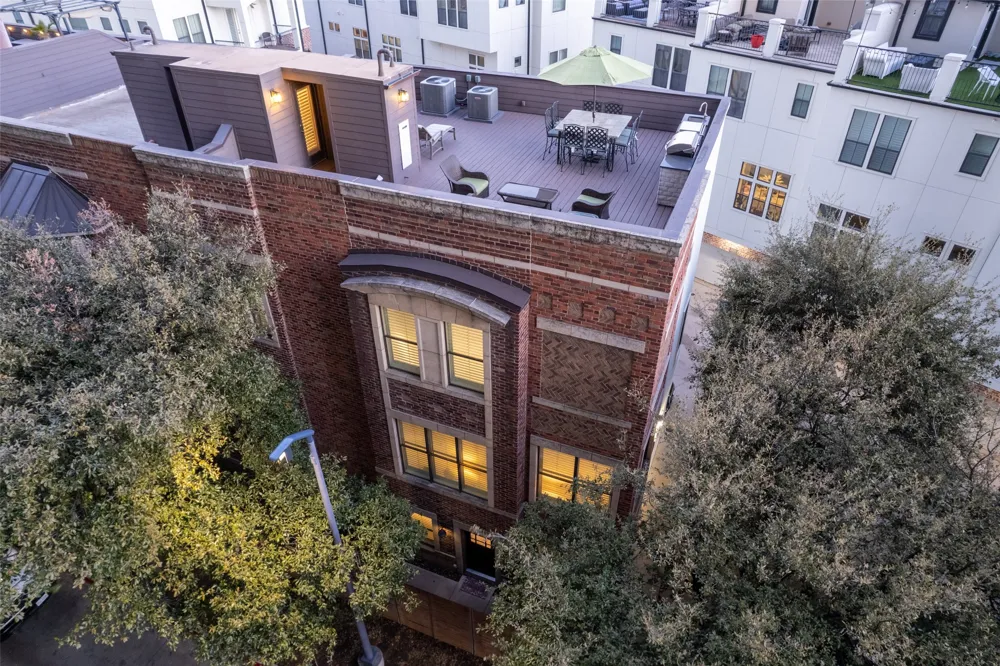 2111 Albany Street Dallas, TX 75201