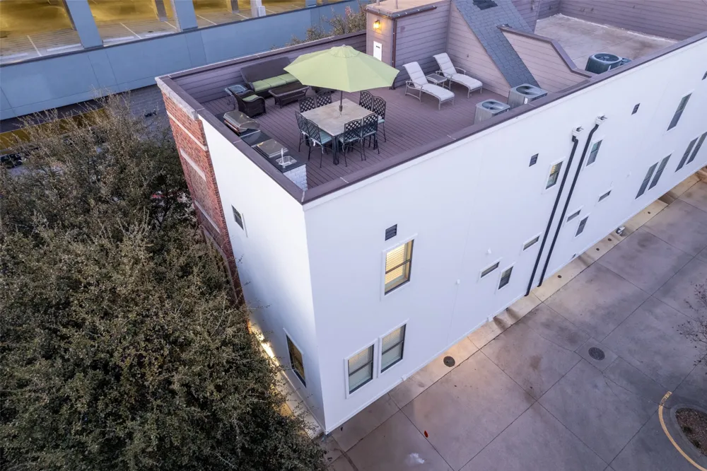 2111 Albany Street Dallas, TX 75201