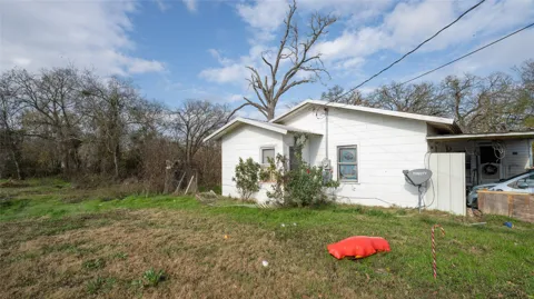 303 Yoakum St