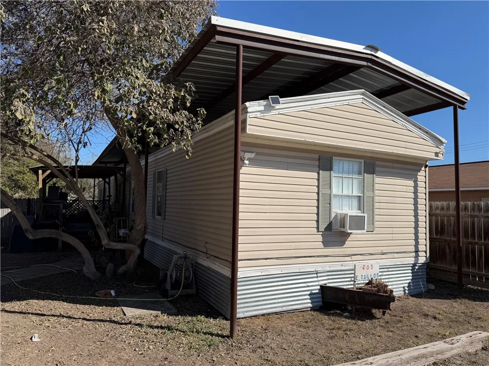 409 E Tullos Street Three Rivers, TX 78071