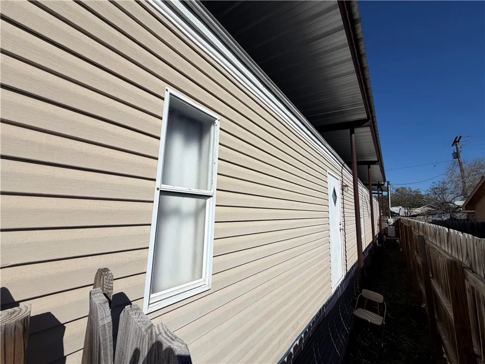 409 E Tullos Street Three Rivers, TX 78071