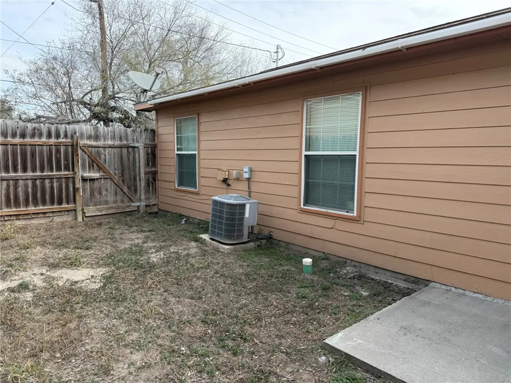 310 S Hermann Avenue Three Rivers, TX 78071
