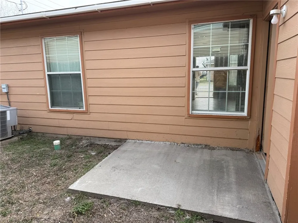 310 S Hermann Avenue Three Rivers, TX 78071