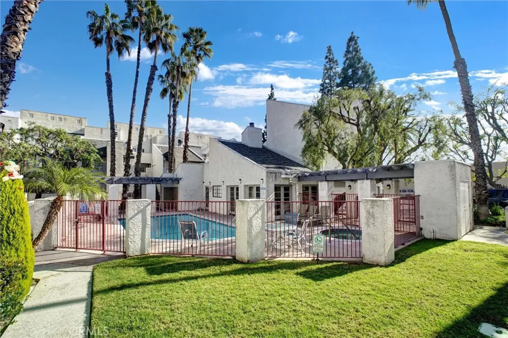 20155 Keswick #209 Winnetka, CA 91306