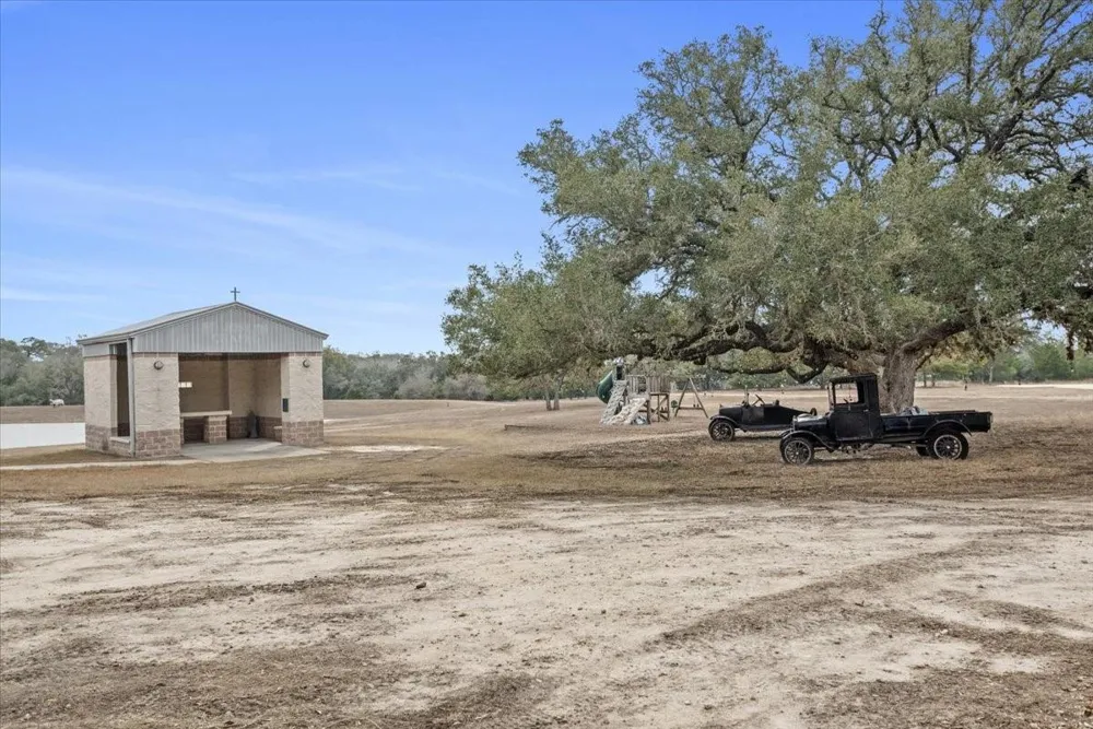 6116 E State Highway 71 La Grange, TX 78945