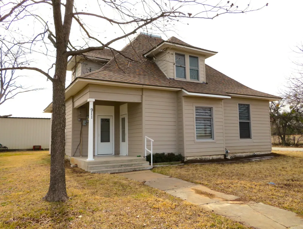 911 W Liveoak Street Coleman, TX 76834