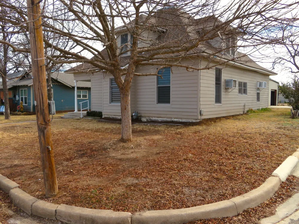 911 W Liveoak Street Coleman, TX 76834