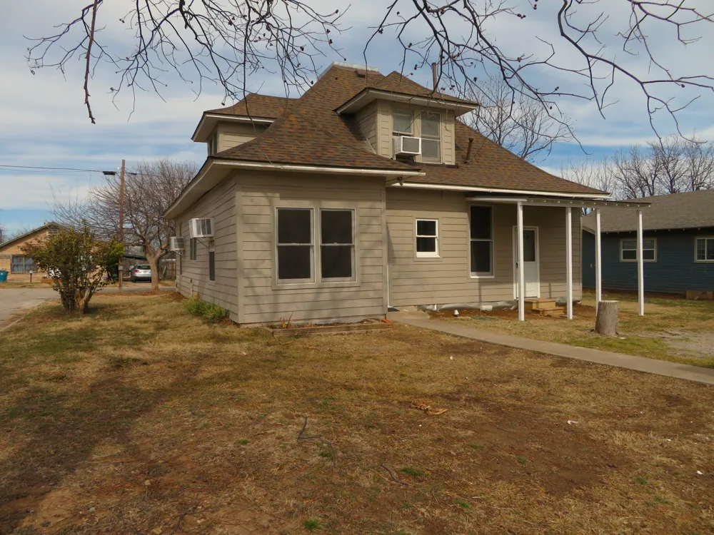 911 W Liveoak Street Coleman, TX 76834