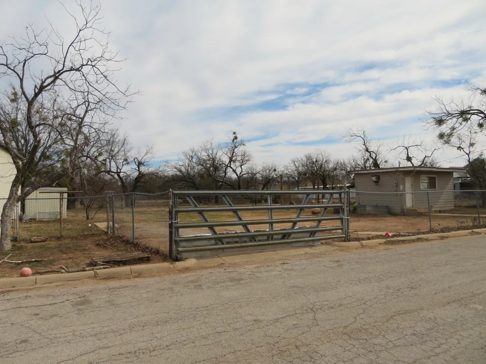 911 W Liveoak Street Coleman, TX 76834