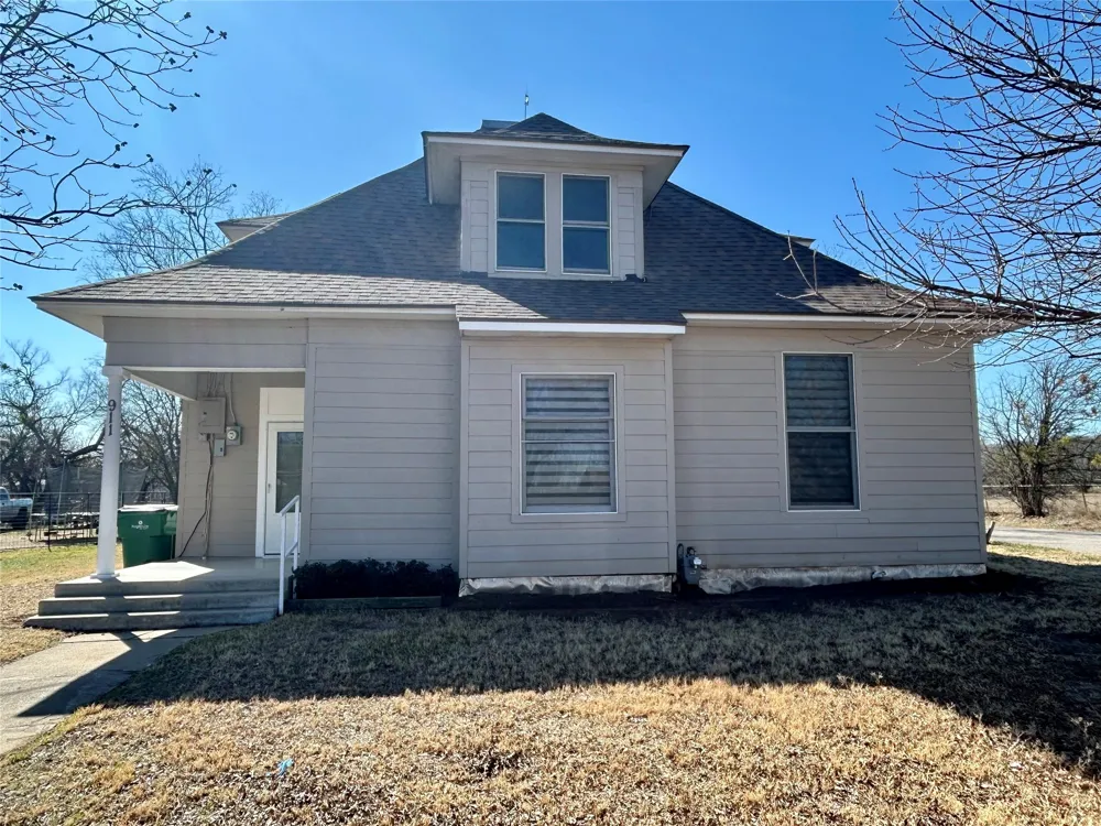 911 W Liveoak Street Coleman, TX 76834