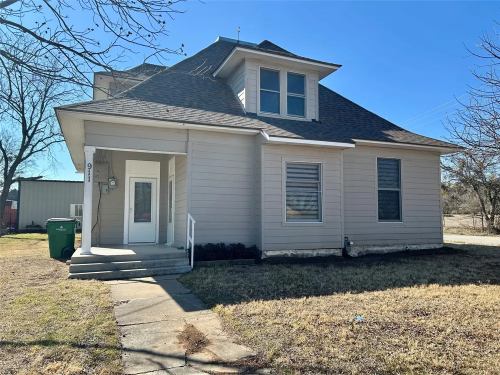 911 W Liveoak Street Coleman, TX 76834