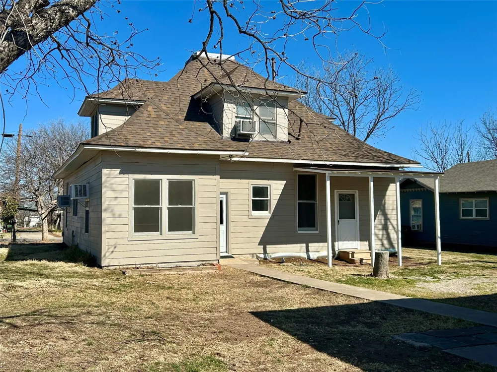 911 W Liveoak Street Coleman, TX 76834