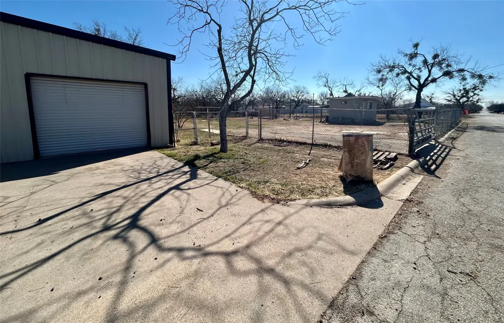 911 W Liveoak Street Coleman, TX 76834