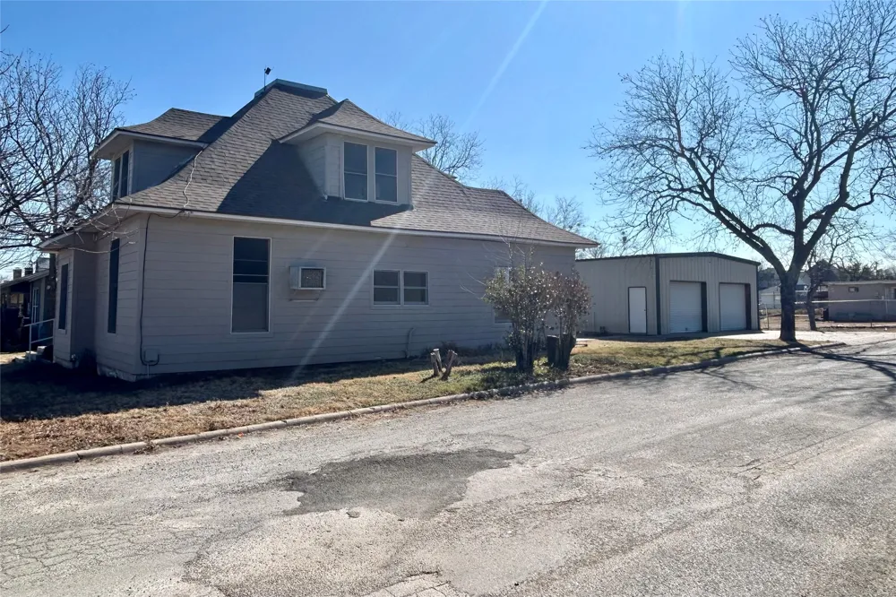 911 W Liveoak Street Coleman, TX 76834