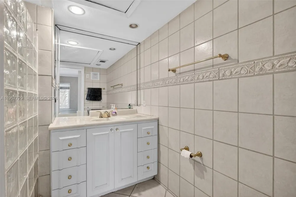 9 NE 19th Ct #104C Wilton Manors, FL 33305
