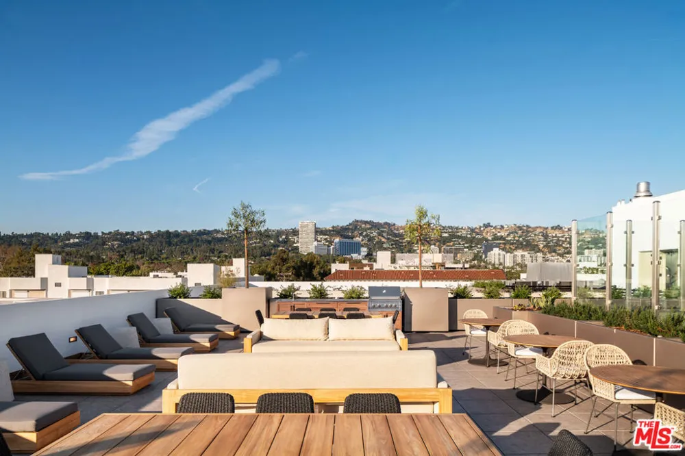 425 Palm Drive #104 Beverly Hills, CA 90210