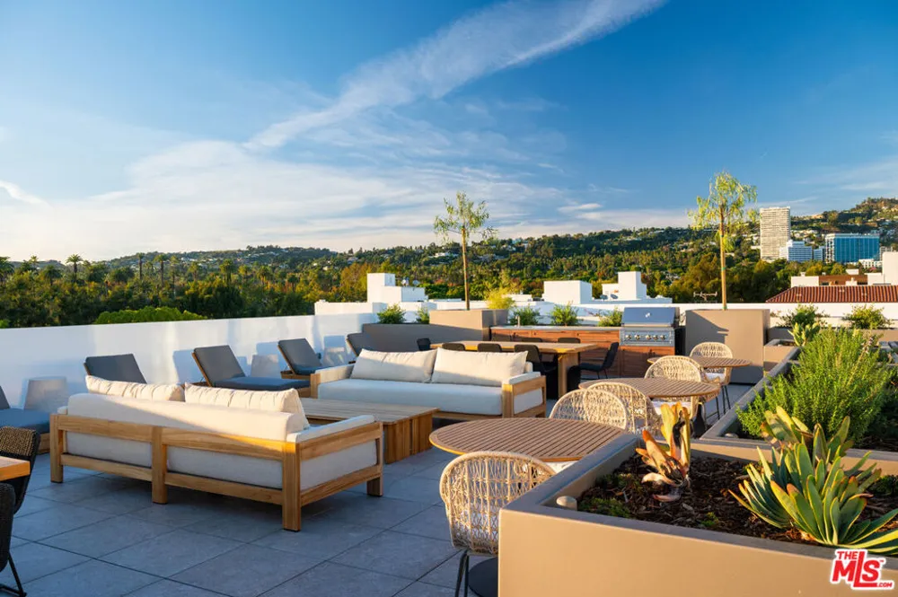 425 Palm Drive #104 Beverly Hills, CA 90210