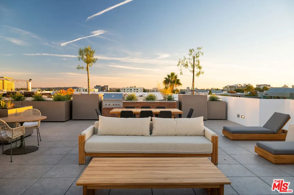425 Palm Drive #104 Beverly Hills, CA 90210