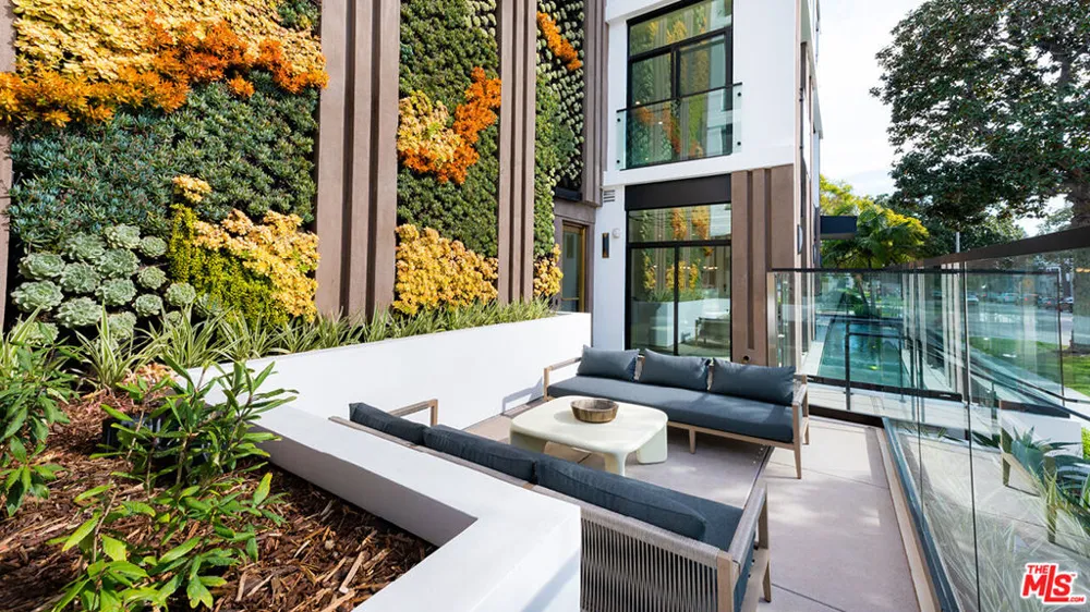 425 Palm Drive #104 Beverly Hills, CA 90210