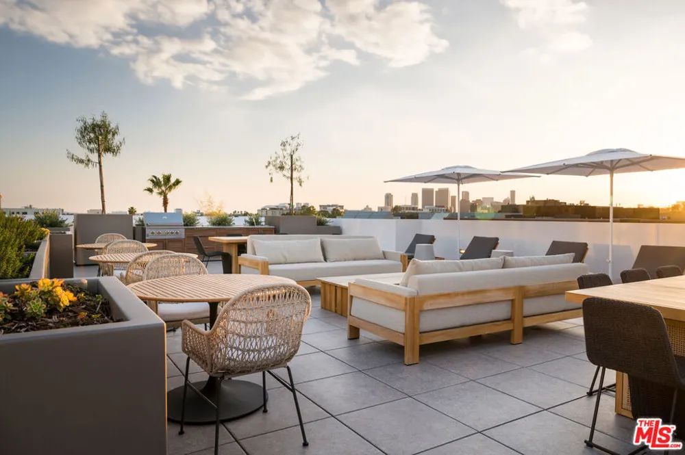 425 Palm Drive #104 Beverly Hills, CA 90210