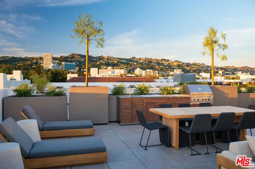 425 Palm Drive #104 Beverly Hills, CA 90210