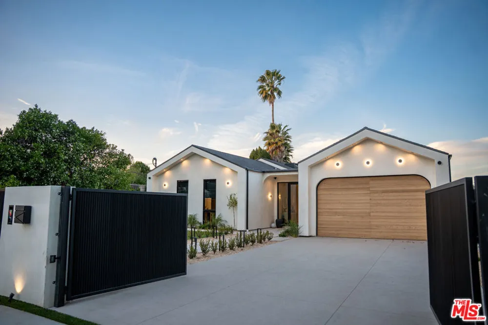 22821 Collins Street