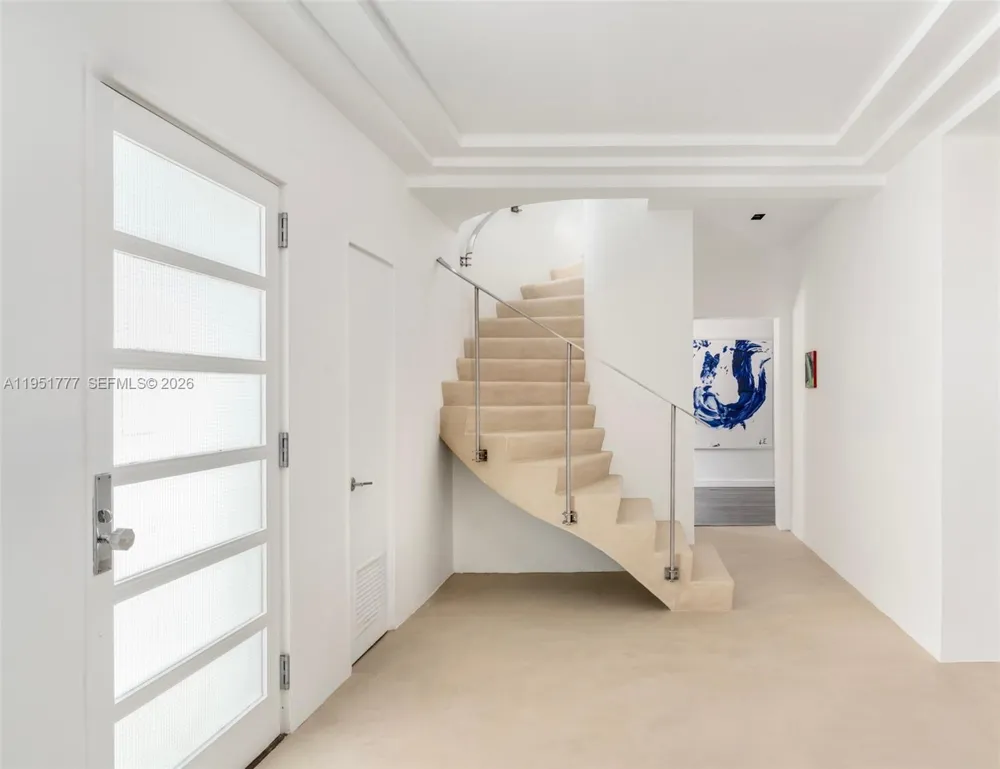 3325 Pine Tree Dr Miami Beach, FL 33140