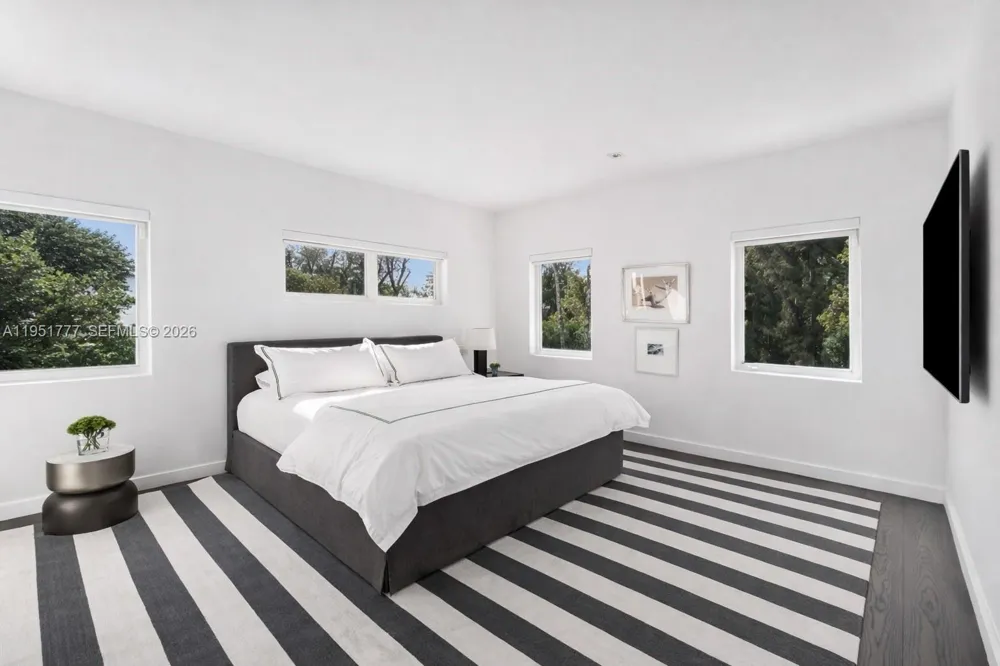 3325 Pine Tree Dr Miami Beach, FL 33140