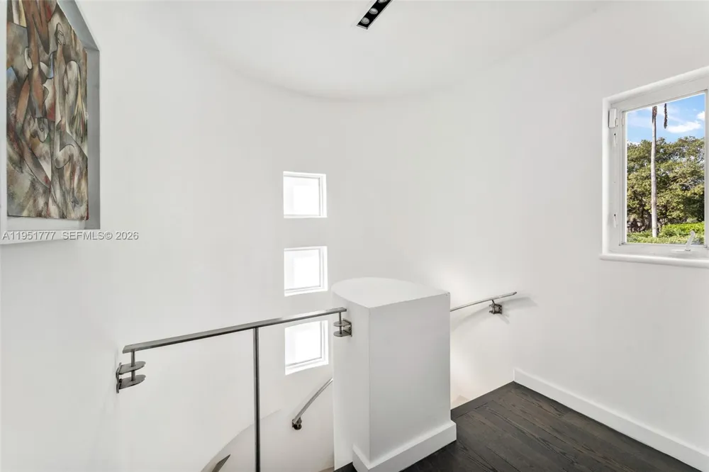 3325 Pine Tree Dr Miami Beach, FL 33140