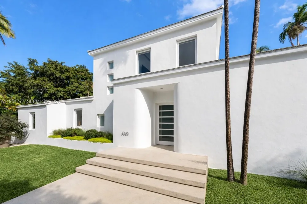 3325 Pine Tree Dr Miami Beach, FL 33140
