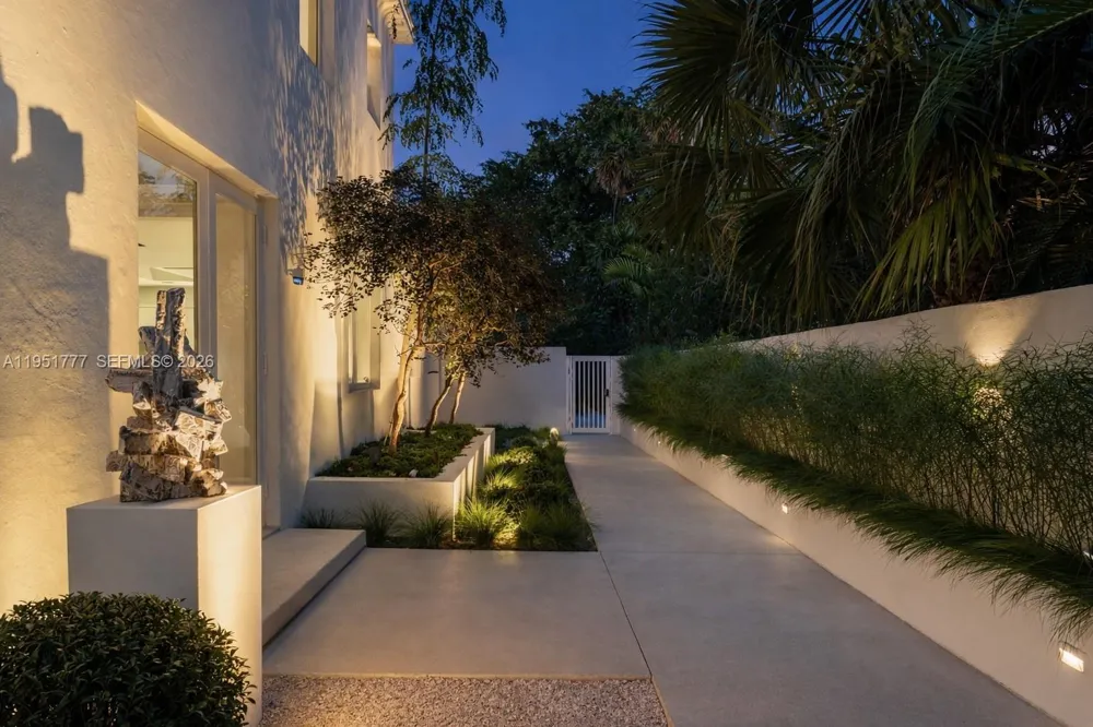 3325 Pine Tree Dr Miami Beach, FL 33140