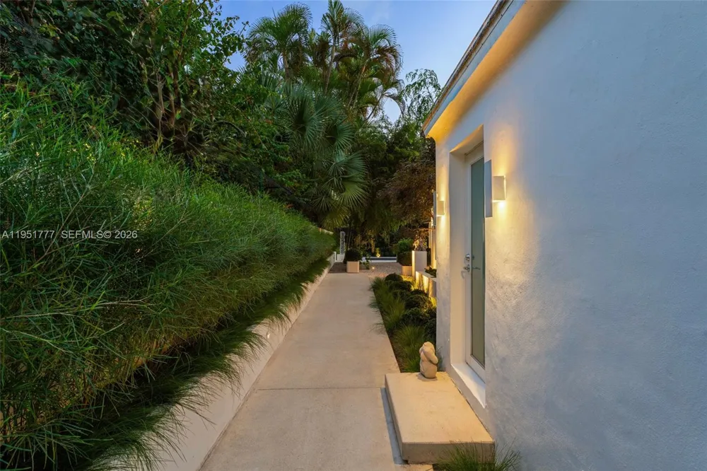 3325 Pine Tree Dr Miami Beach, FL 33140