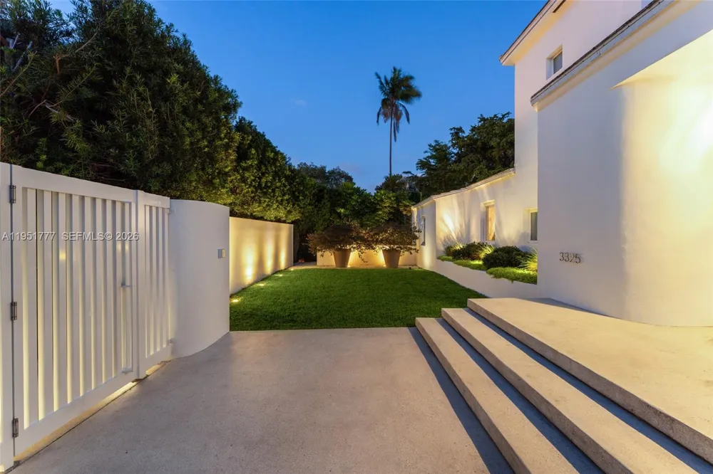 3325 Pine Tree Dr Miami Beach, FL 33140