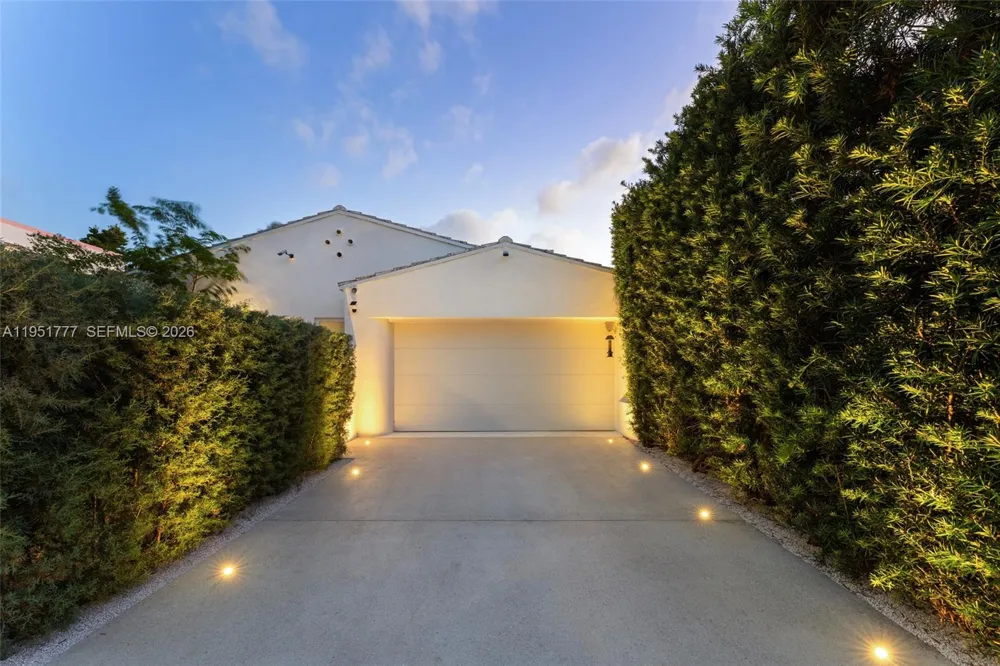 3325 Pine Tree Dr Miami Beach, FL 33140