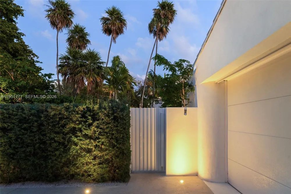 3325 Pine Tree Dr Miami Beach, FL 33140