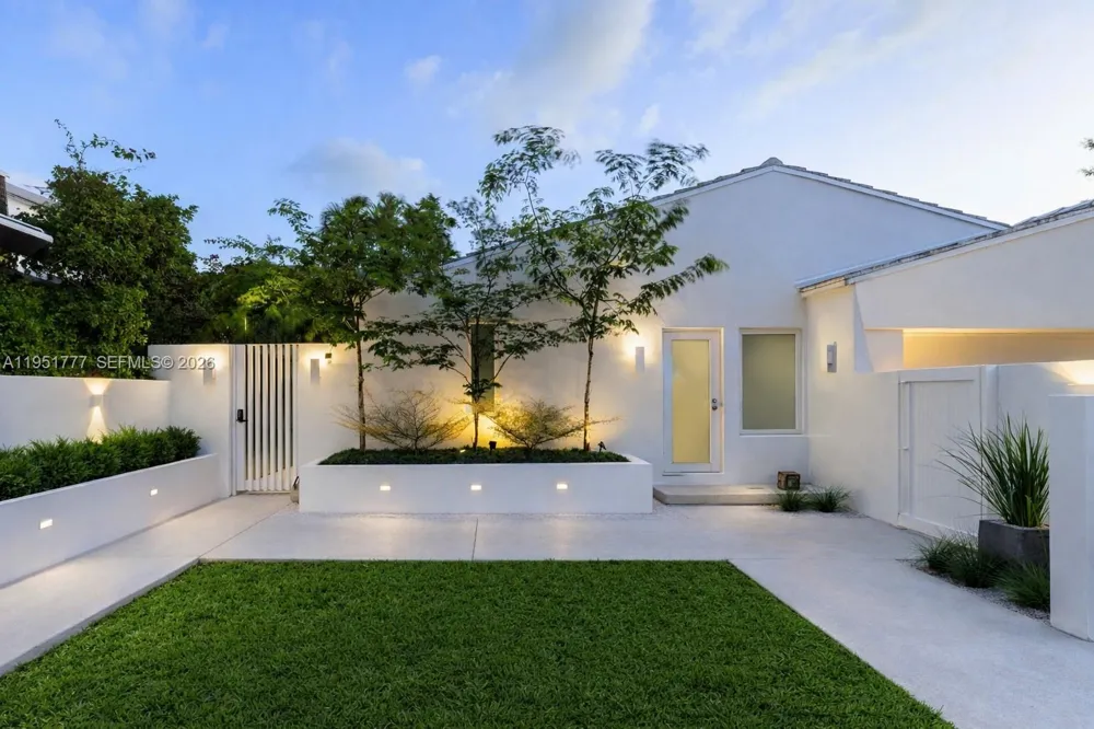 3325 Pine Tree Dr Miami Beach, FL 33140