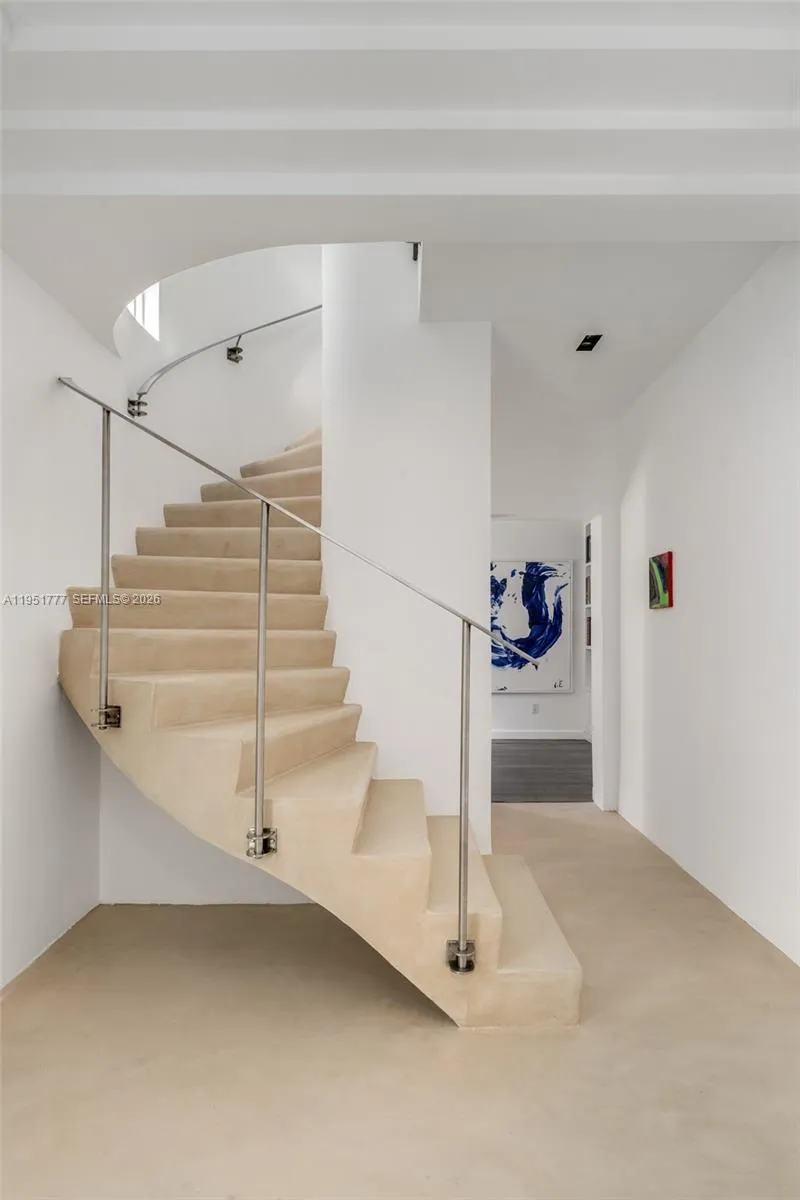 3325 Pine Tree Dr Miami Beach, FL 33140