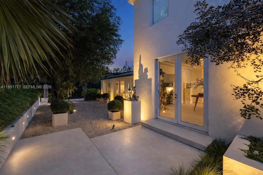 3325 Pine Tree Dr Miami Beach, FL 33140