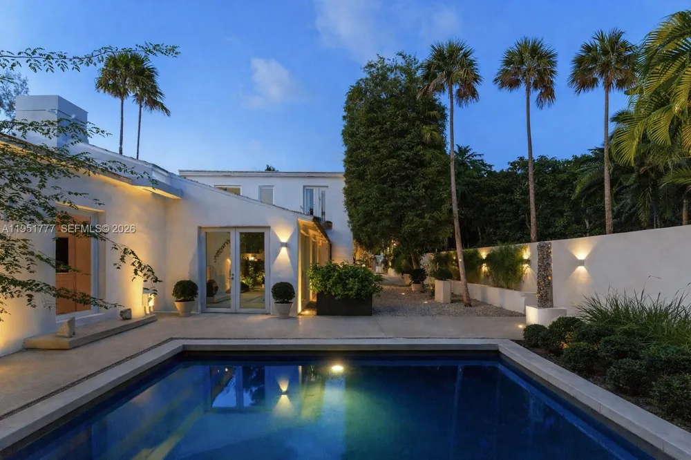 3325 Pine Tree Dr Miami Beach, FL 33140
