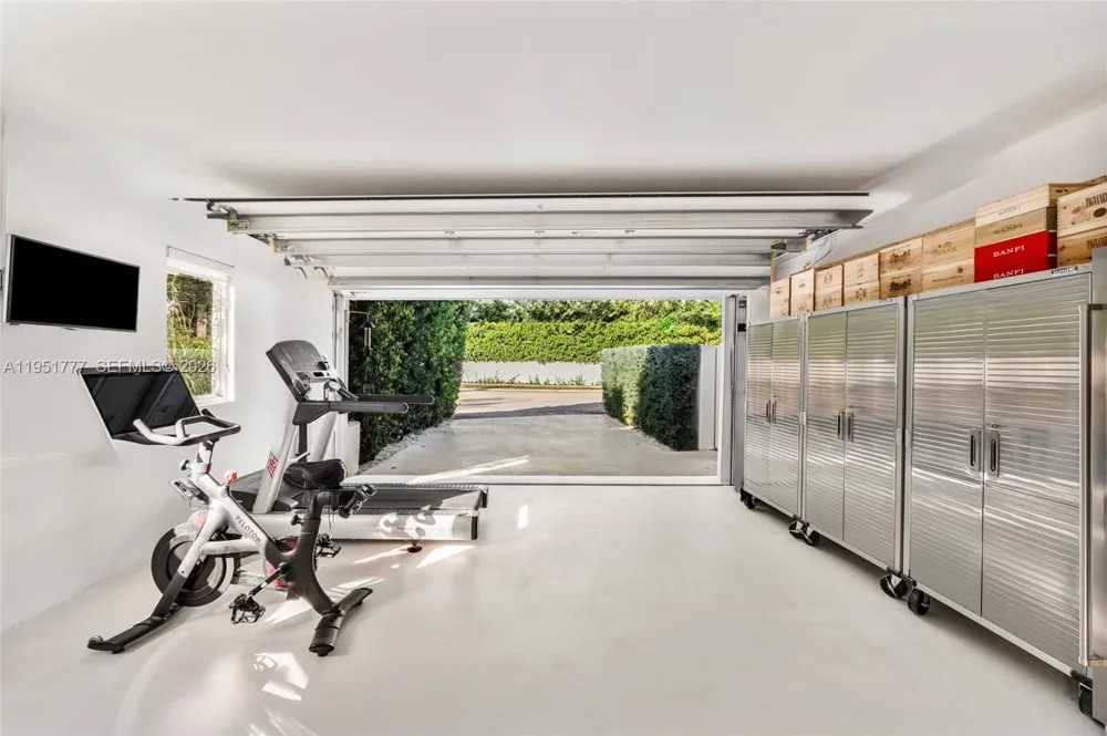 3325 Pine Tree Dr Miami Beach, FL 33140