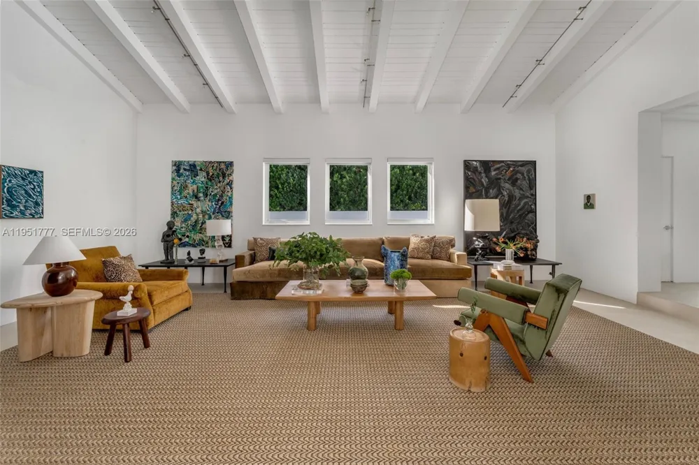 3325 Pine Tree Dr Miami Beach, FL 33140