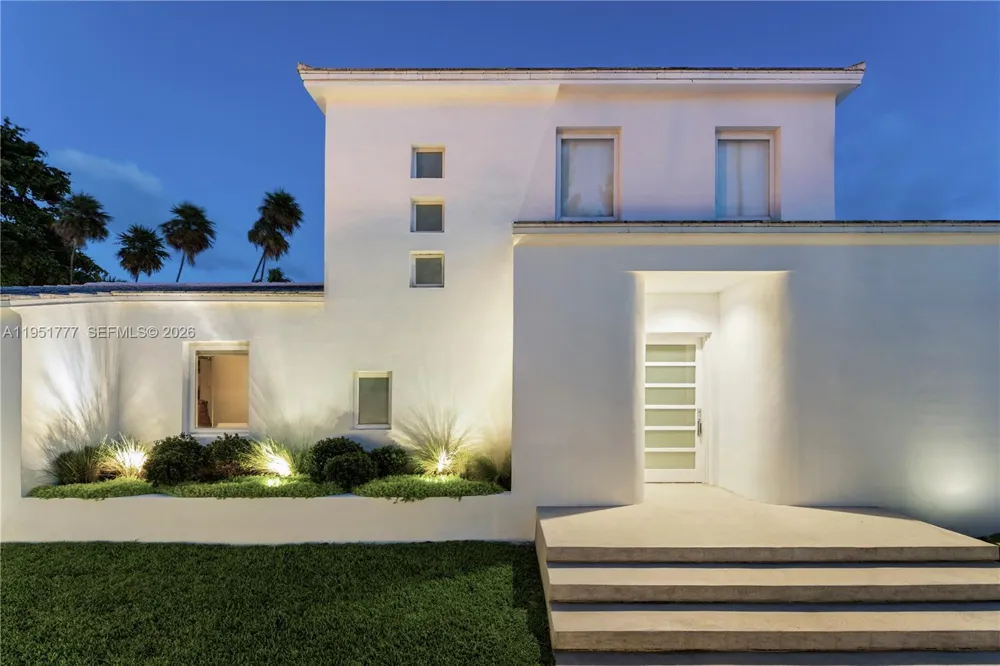 3325 Pine Tree Dr Miami Beach, FL 33140